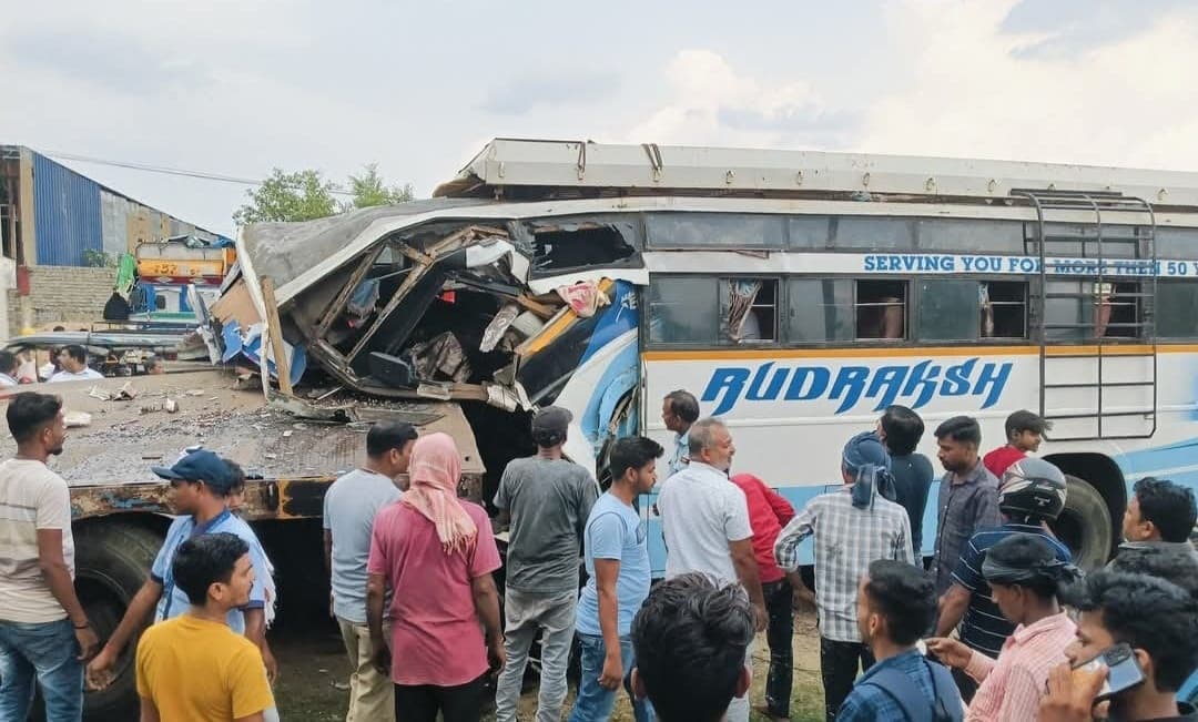 Bokaro News : बस ने खड़े ट्रेलर में मारी टक्कर, कई लोग घायल