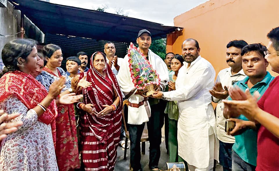 Jamshedpur News : कांग्रेस ने जमशेदपुर पहुंचने पर ऑपरेशन सिंदूर में शामिल जवान को किया सम्मानित