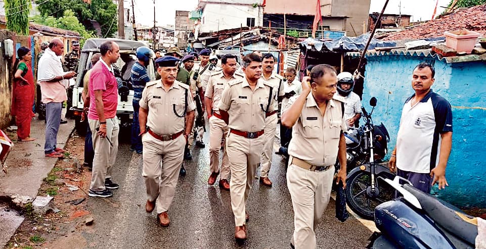 Ranchi News : गाड़ी से धक्का लगने के बाद दो गुट भिड़े, मारपीट, हंगामा