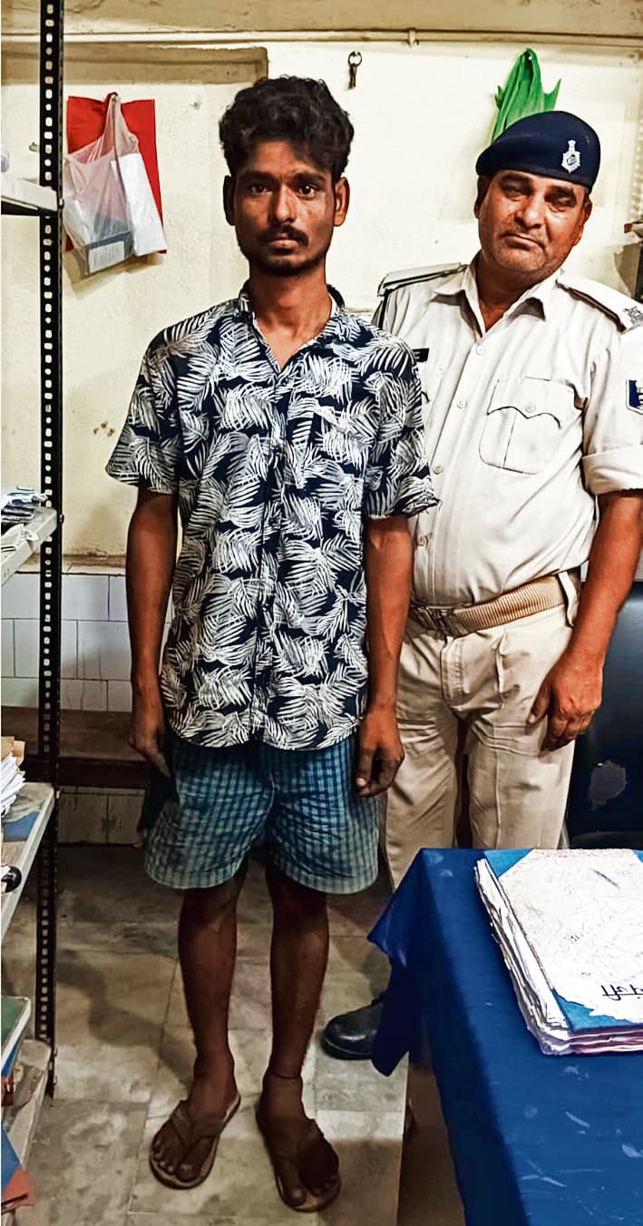 Patna News : एटीएम काे खोल कर पैसा निकालने की कोशिश कर रहा बदमाश गिरफ्तार