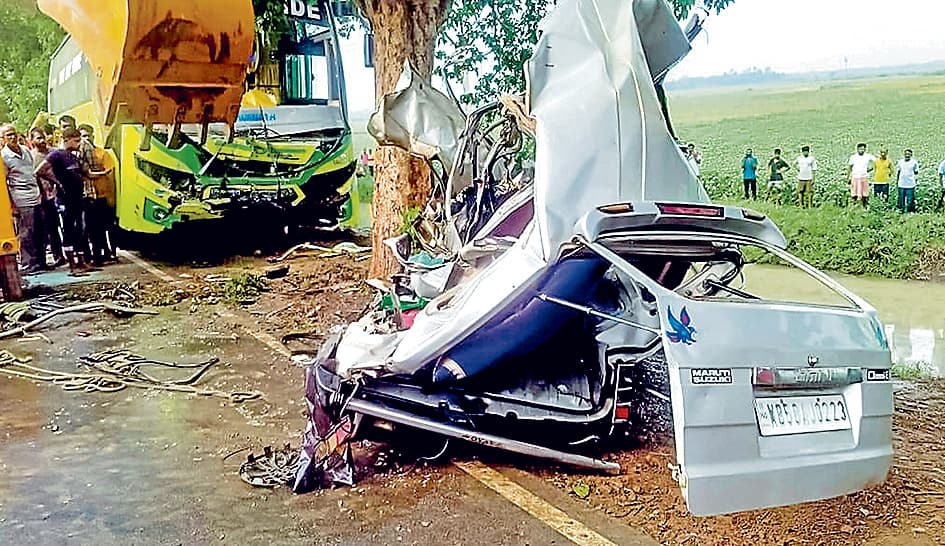 करीमपुर में बस व मारुति वैन में भीषण टक्कर, दो महिलाओं समेत छह की मौत