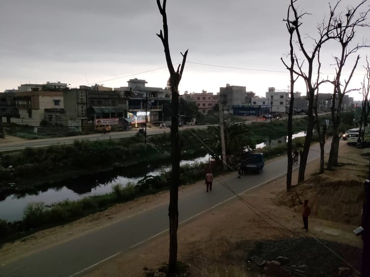 Motihari: काले बादलों के कारण दिन में ही हो गया अंधकार