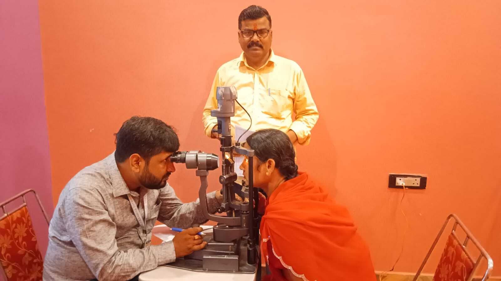 Motihari: शिविर में लोगों का हुआ नि:शुल्क आंख जांच