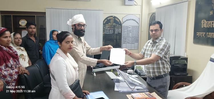 Motihari: अपनी समस्याओं को लेकर कार्यपालक पदाधिकारी से मिले लोग