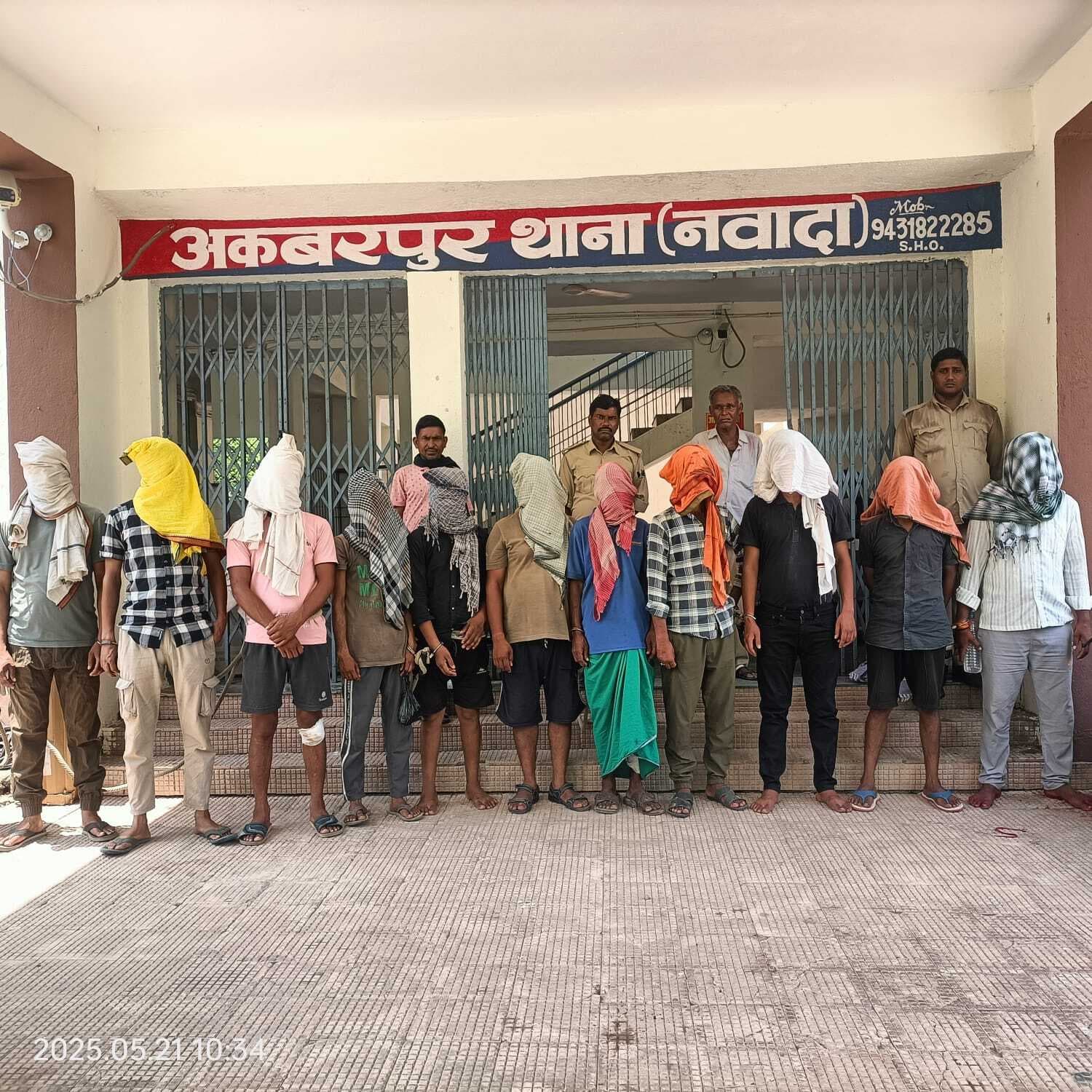 पुलिस की छापेमारी 11 आरोपित गिरफ्तार