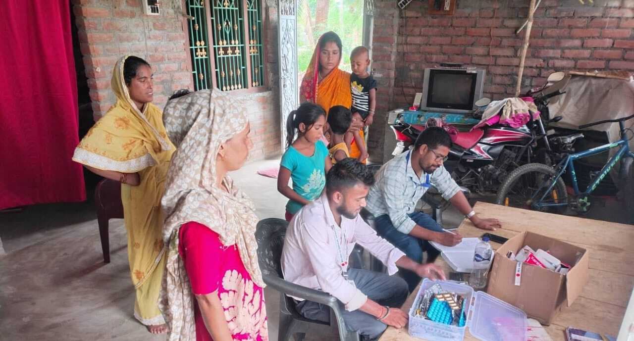 मोहब्बतपुर गांव में लोगों की हुई स्वास्थ्य जांच