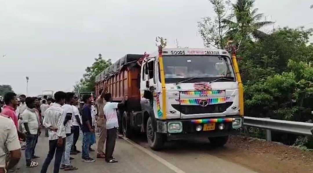 सड़क हादसे में बाइक सवार की मौत, ट्रक जब्त