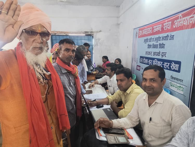 शिविर से गायब रह रहे राजस्व कर्मचारी, भूमिहीन चिंतित