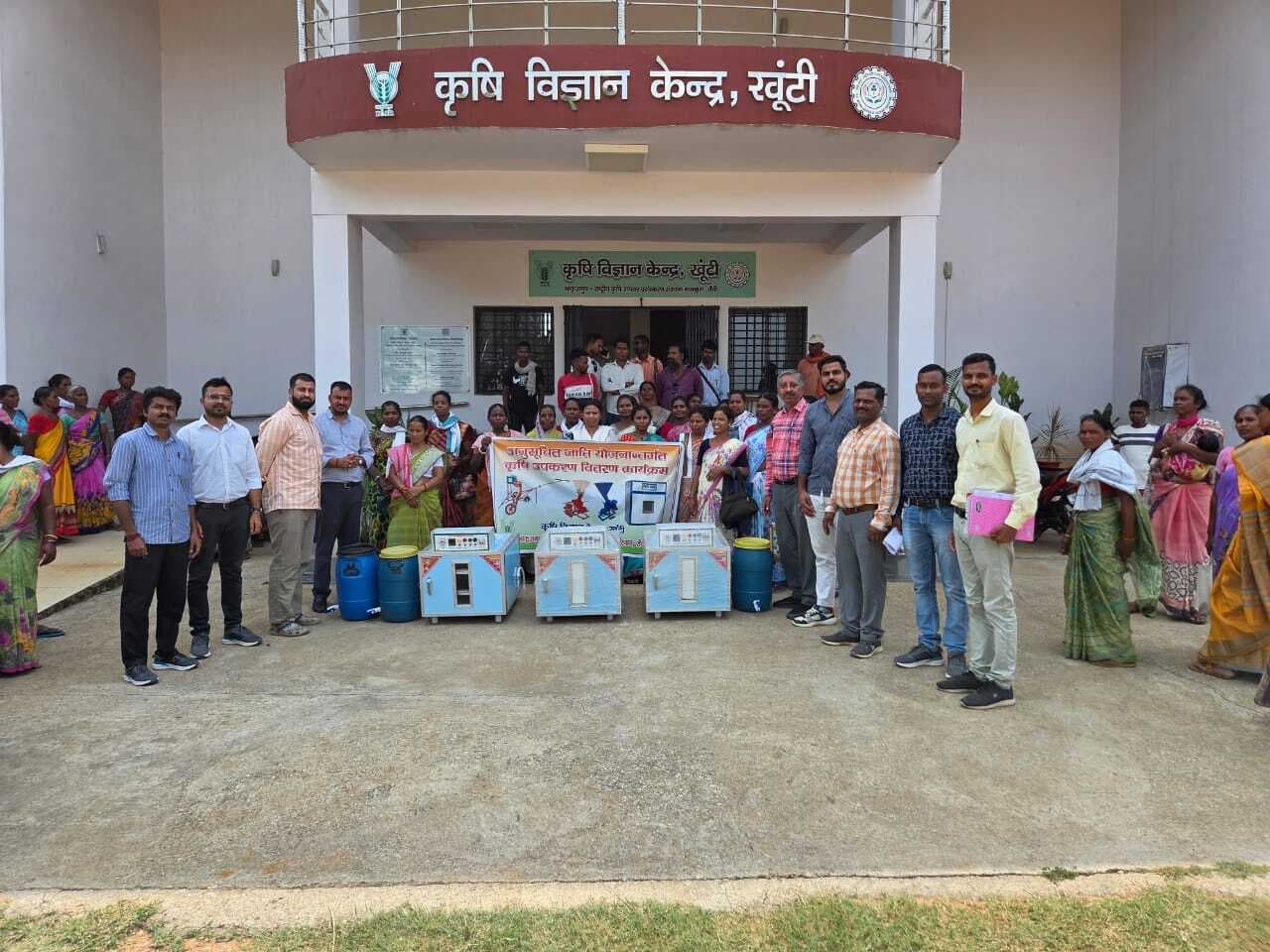 15 स्वयं सहायता समूह के बीच बांटे गये कृषि यंत्र