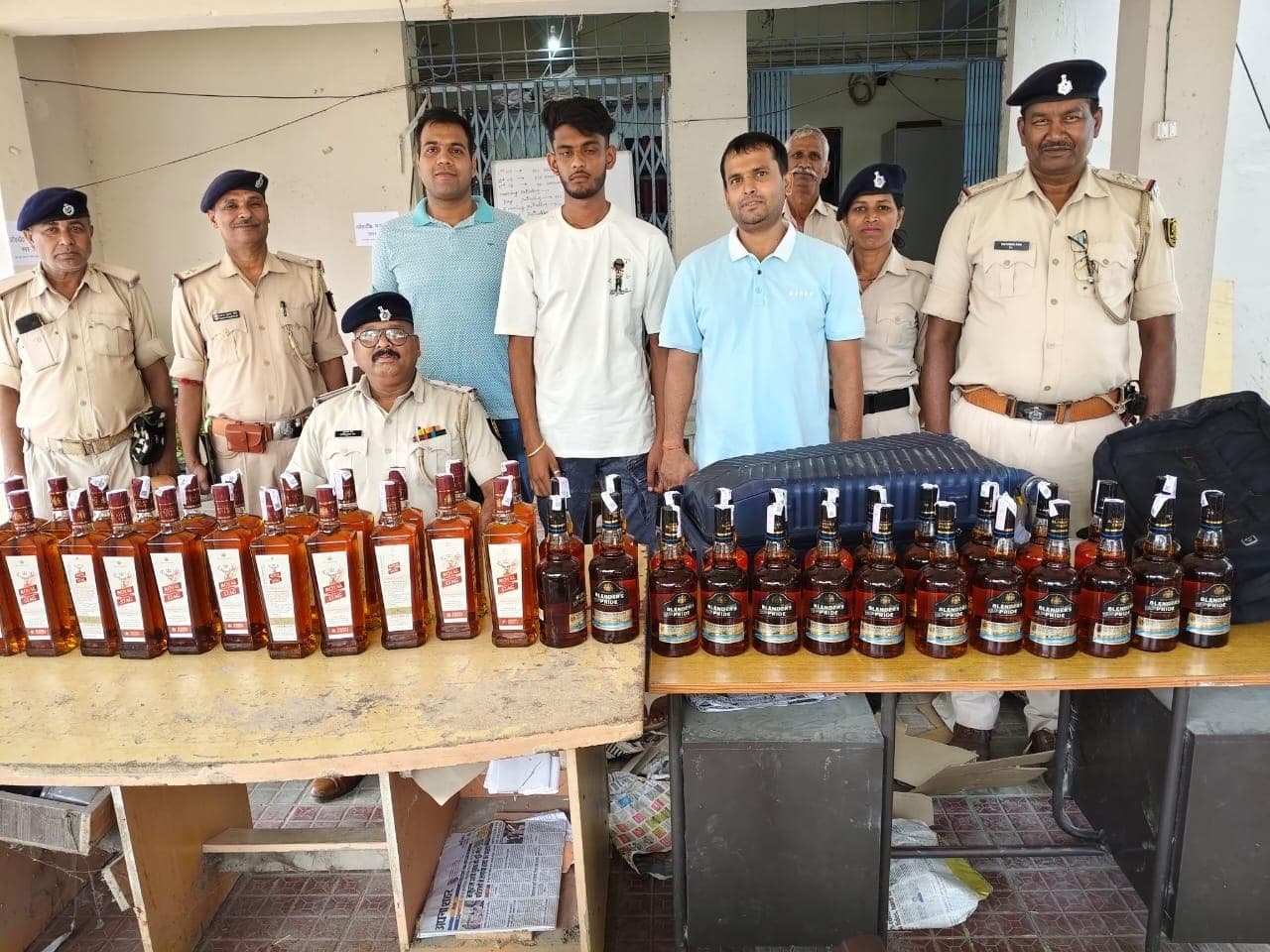 Motihari: आजाद नगर लॉज से विदेशी शराब के साथ तस्कर गिरफ्तार