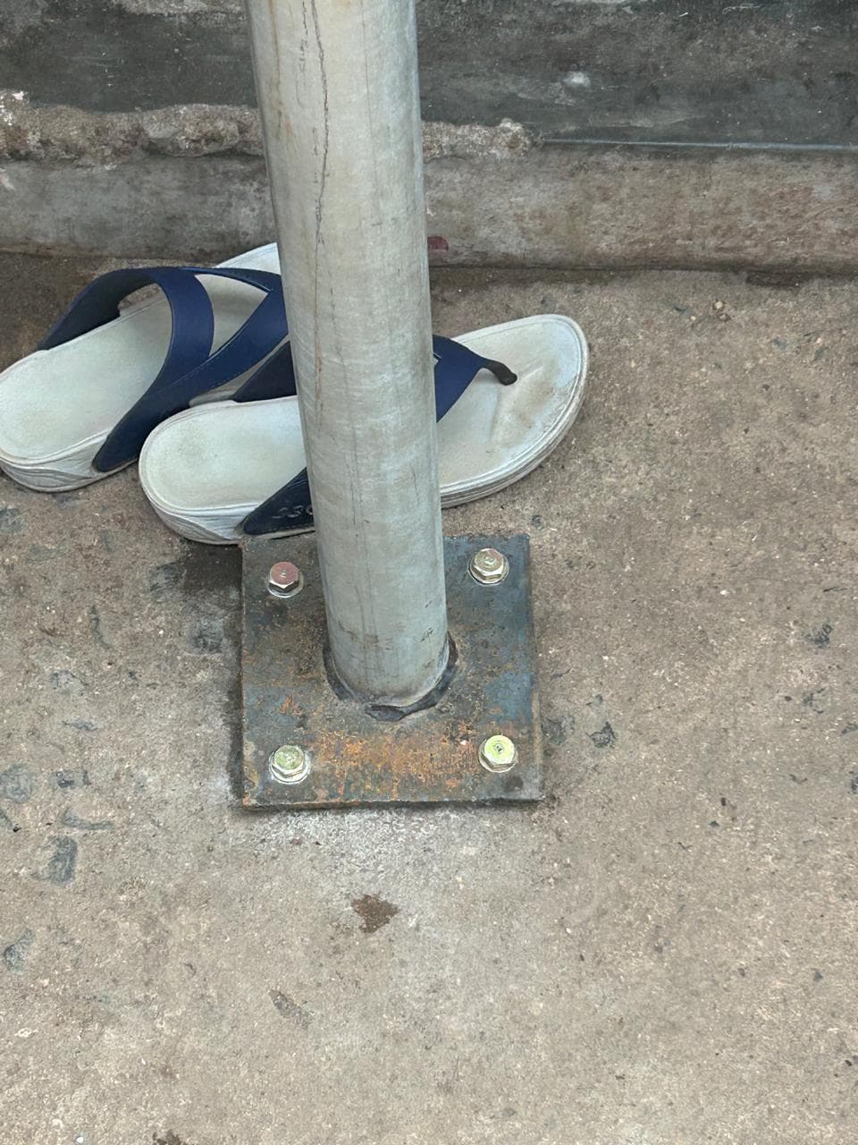 Deoghar news : सड़क किनारे अतिक्रमण रोकने को लगाये जा रहे पाइप, काम में बरती जा रही लापरवाही