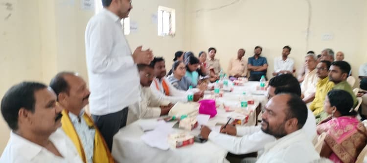 अधिकारियों की गैर मौजूदगी ने सदस्यों को किया नाराज