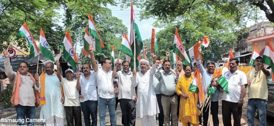 Dhanbad News : भाजपा ने चिरकुंडा में निकाली तिरंगा यात्रा