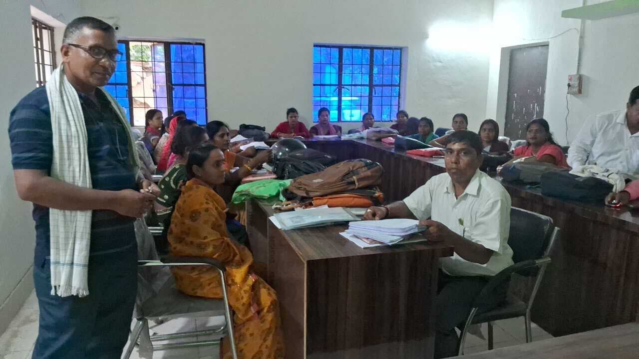 Samastipur News:लापरवाहकर्मियों काे बैठक में दी गयी चेतावनी