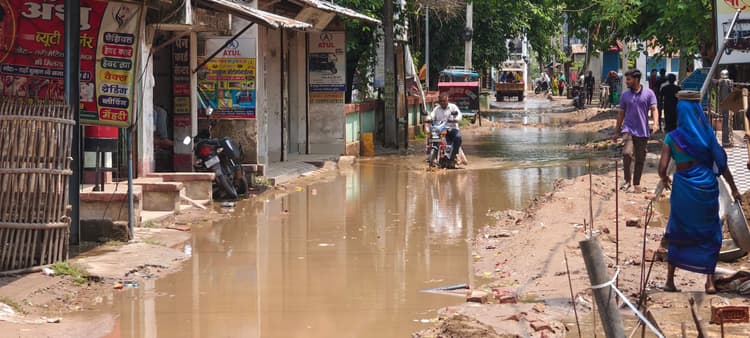 हल्की बारिश ने खोली नप की पोल, जलजमाव से मुख्य सड़कें बनी तालाब, दुकानदार व राहगीर परेशान