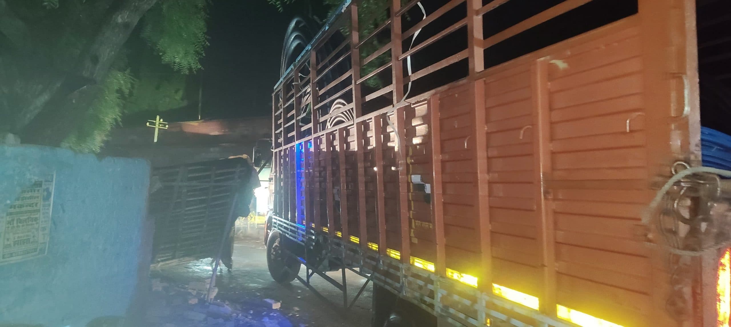 अनियंत्रित ट्रक दुकान में घुसा, लोगों ने किया हंगामा