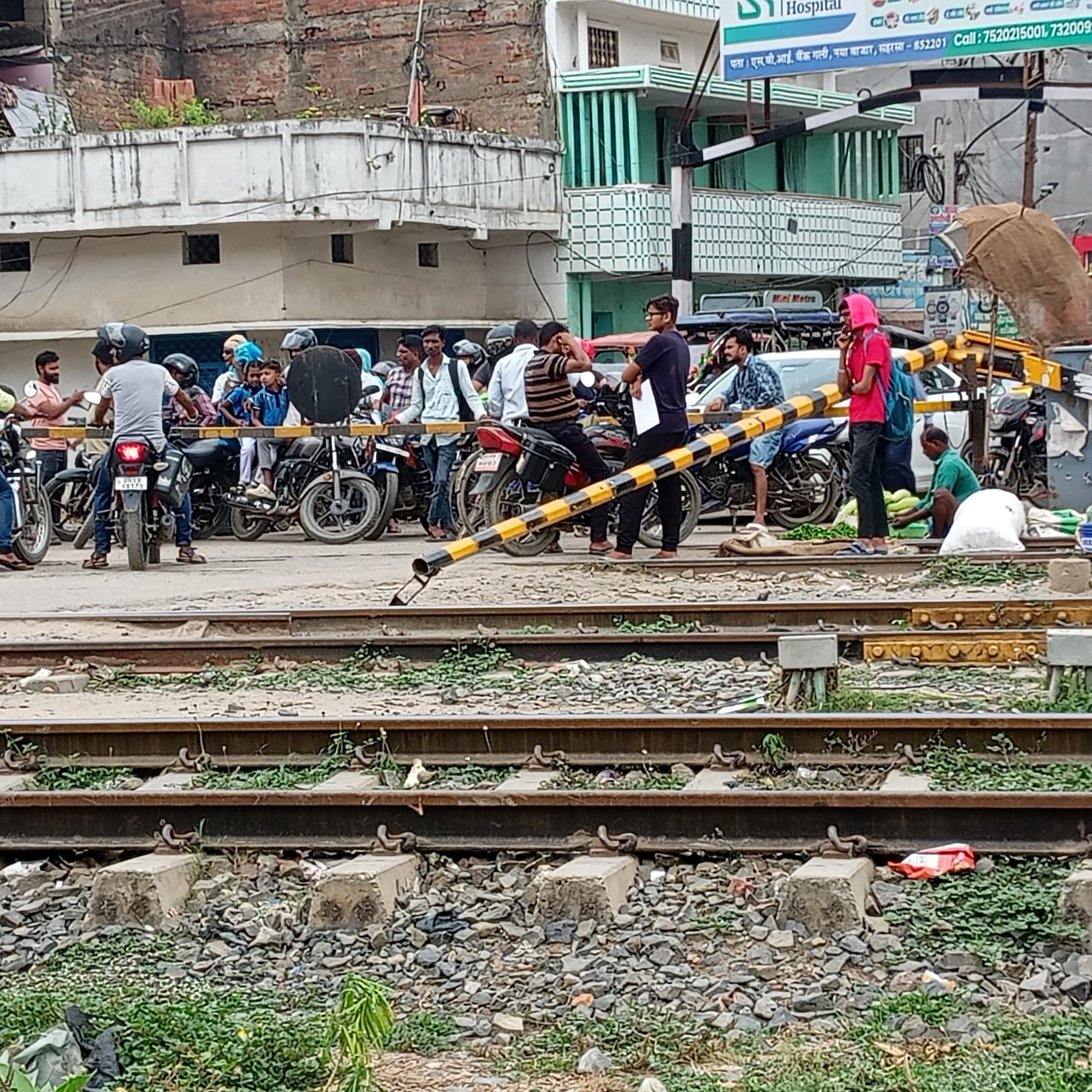 ई रिक्शा की ठोकर से 32 नंबर फाटक ब्रेक, रेलवे परिचालन व्यवस्था पर हुआ असर