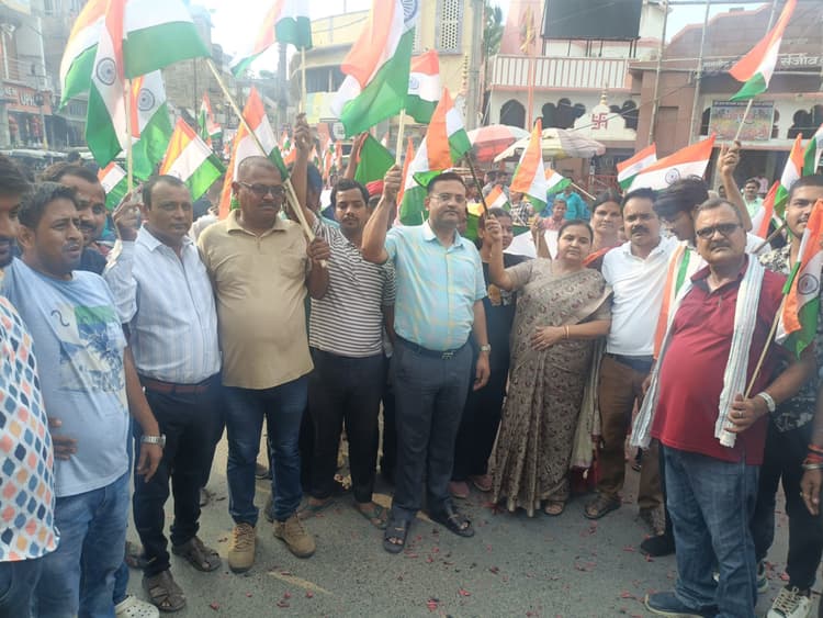 ऑपरेशन सिंदूर की सफलता पर भारतीय सेना के सम्मान में सर्वजन समाज ने निकाली तिरंगा यात्रा