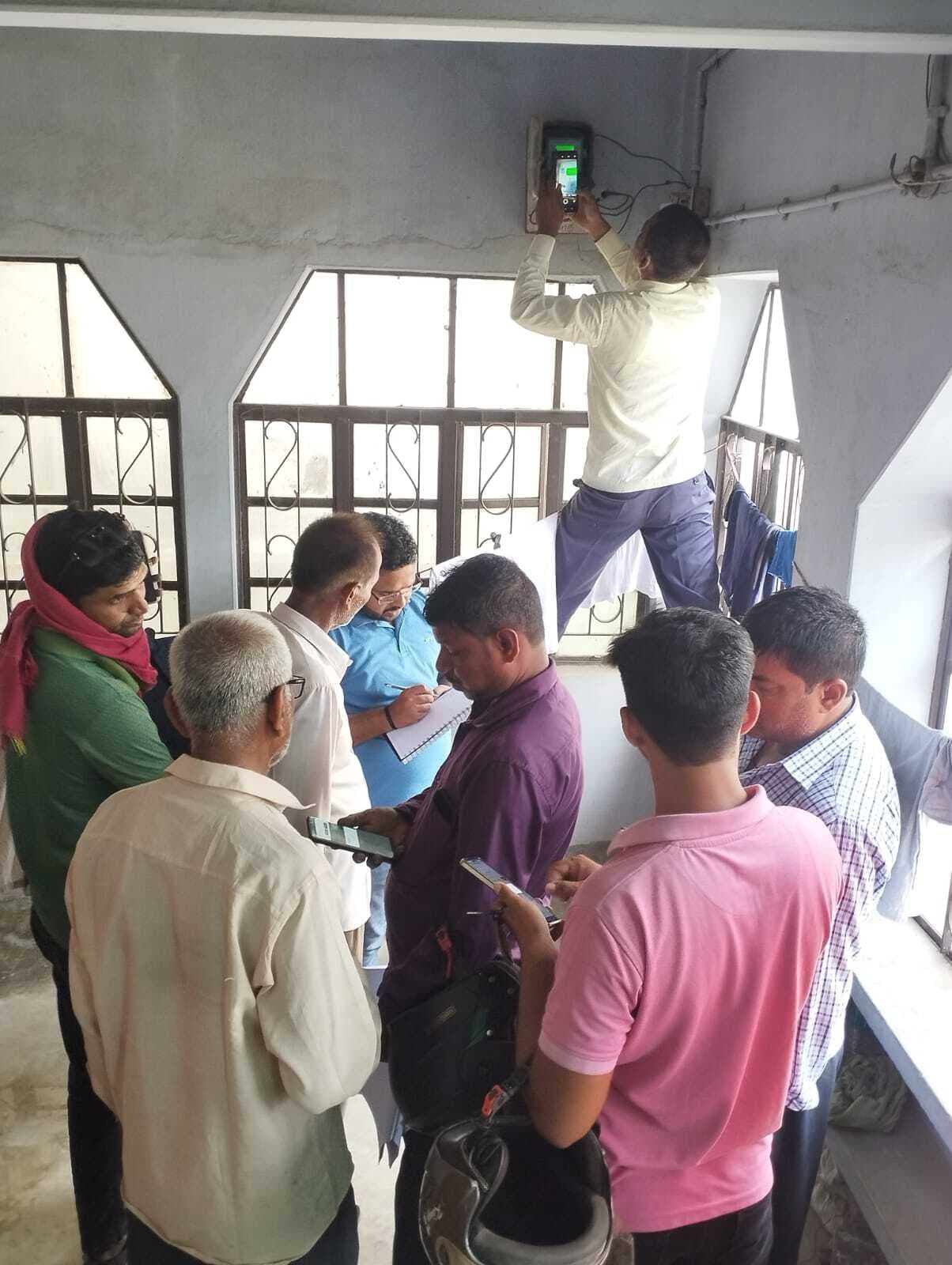 Samastipur News:सर्विस तार काटकर कर बिजली चोरी करते तीन धराये, जुर्माना