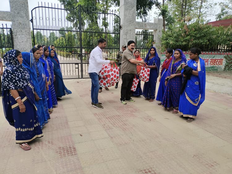 एक पेड़ मां के नाम अभियान के तहत निगम के एसएचजी महिलाओं को कीट देकर किया गया जागरूक