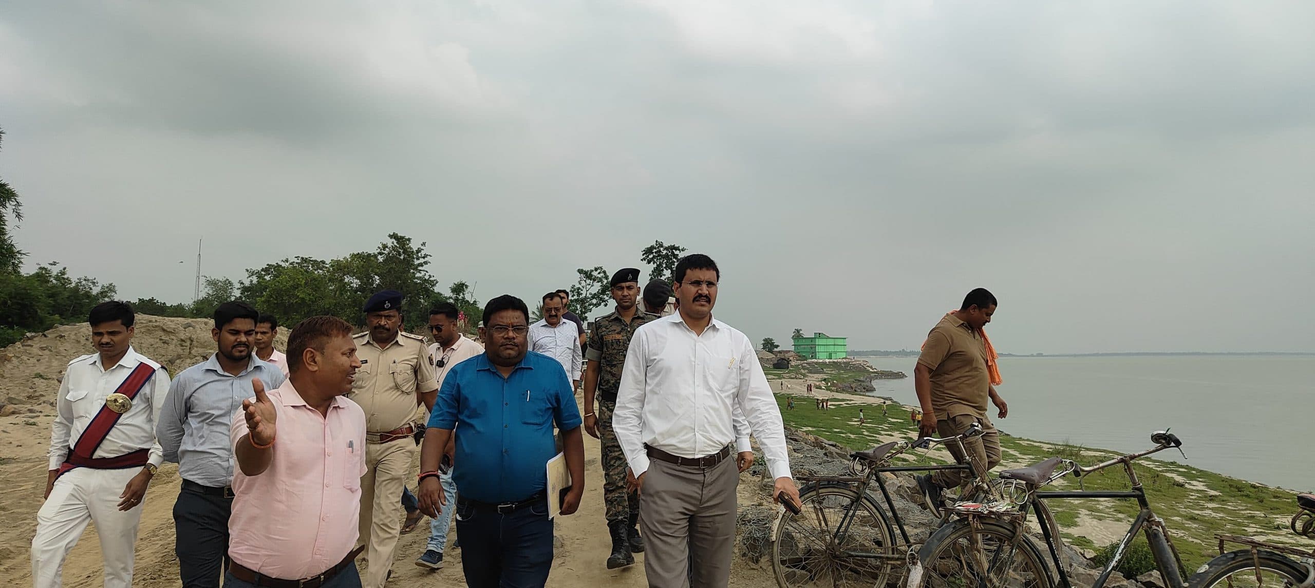 डीएम ने अमदाबाद व आजमनगर प्रखंड के तटबंधों का लिया जायजा
