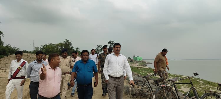 डीएम ने अमदाबाद व आजमनगर प्रखंड के तटबंधों का लिया जायजा
