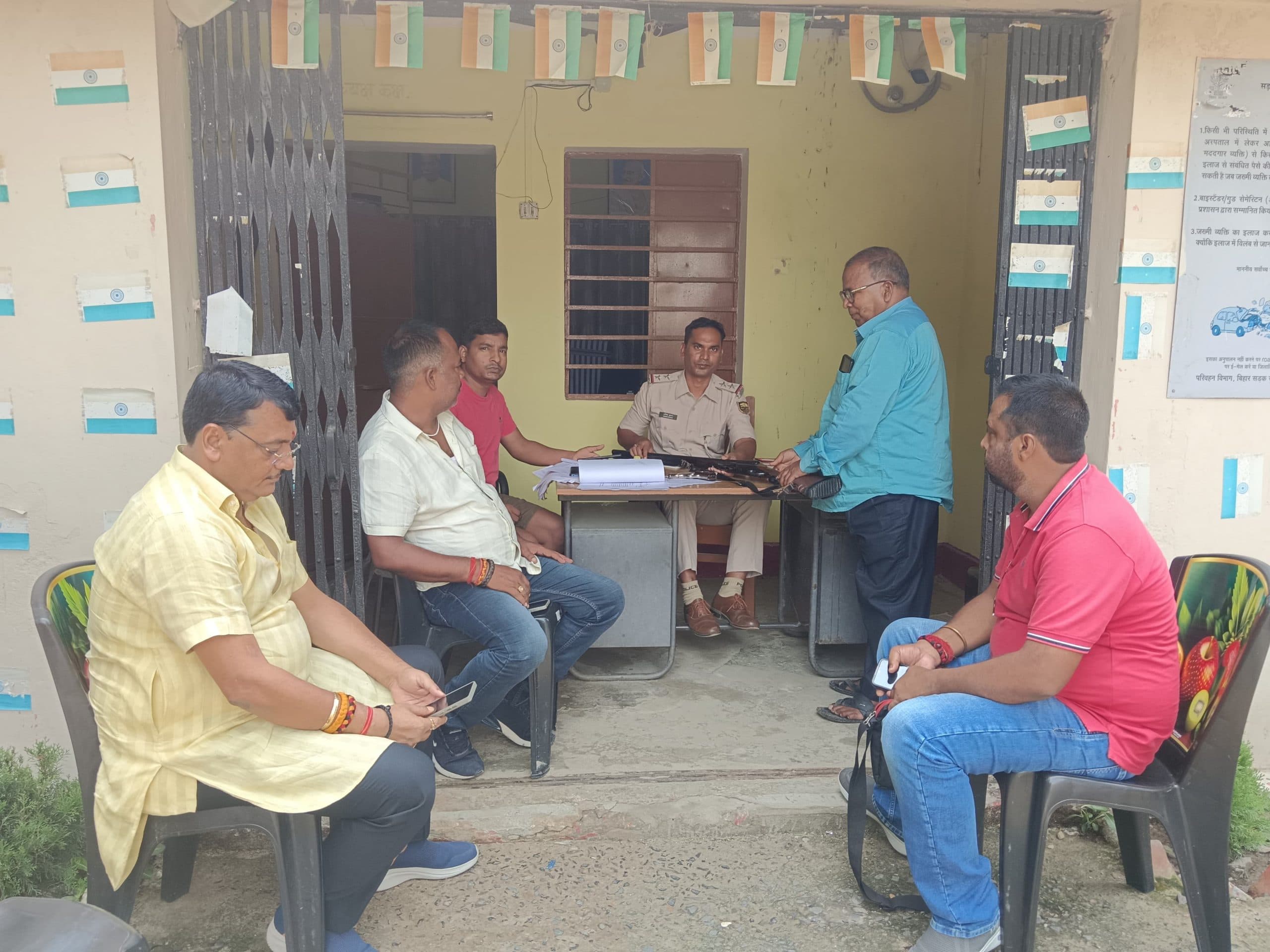 विस चुनाव को हसनगंज थाना में शस्त्रों का हुआ सत्यापन