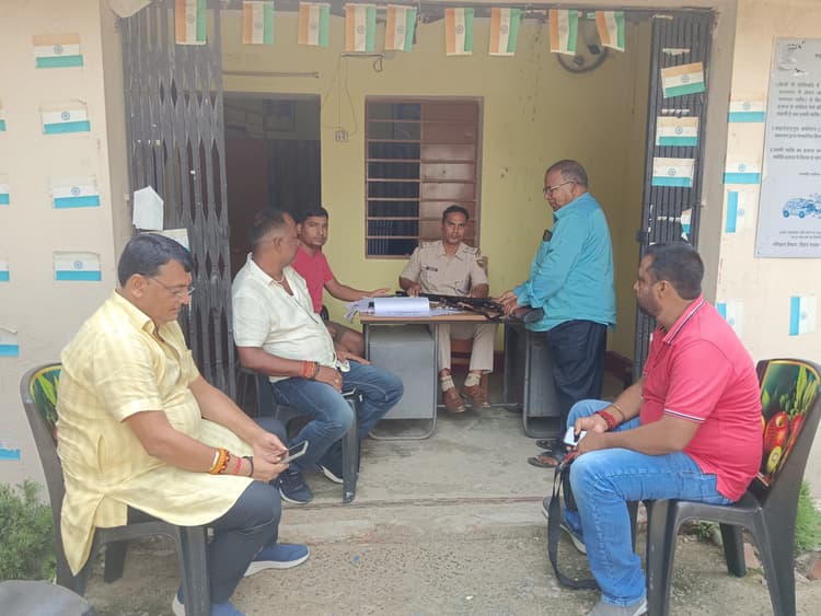 विस चुनाव को हसनगंज थाना में शस्त्रों का हुआ सत्यापन