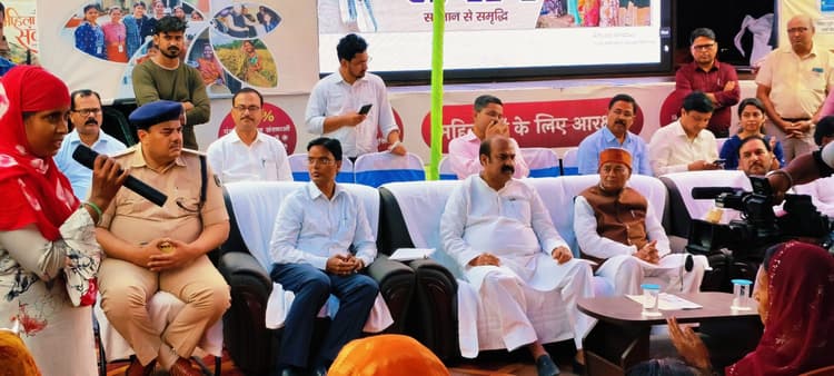 महिलाओं ने मंच से अपने अनुभव किया साझा