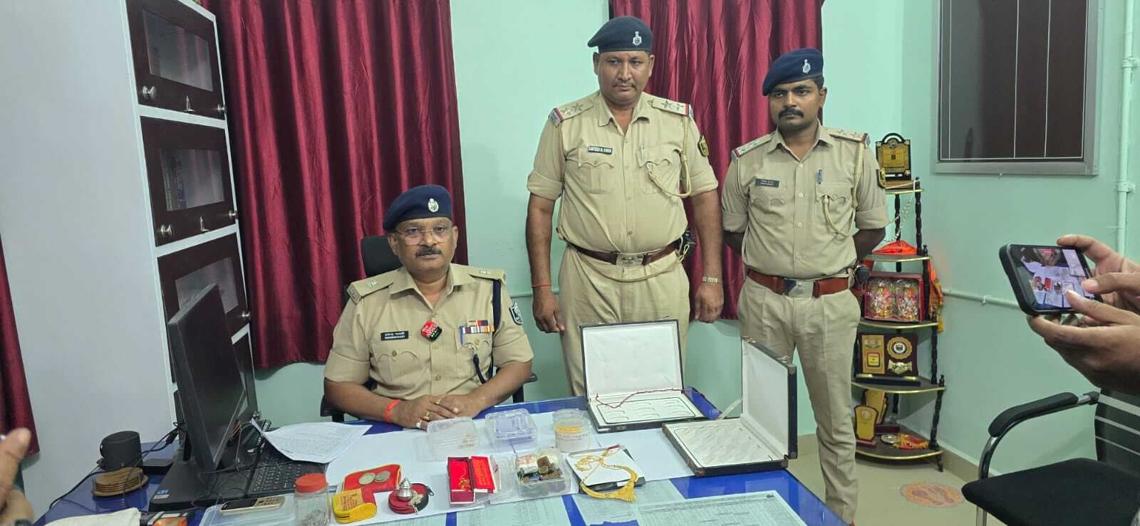 चोरी के मामले में एक चोर गिरफ्तार, चोरी के गहने व स्मैक बरामद