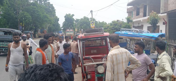 दो टोटो की टक्कर से पांच यात्री घायल