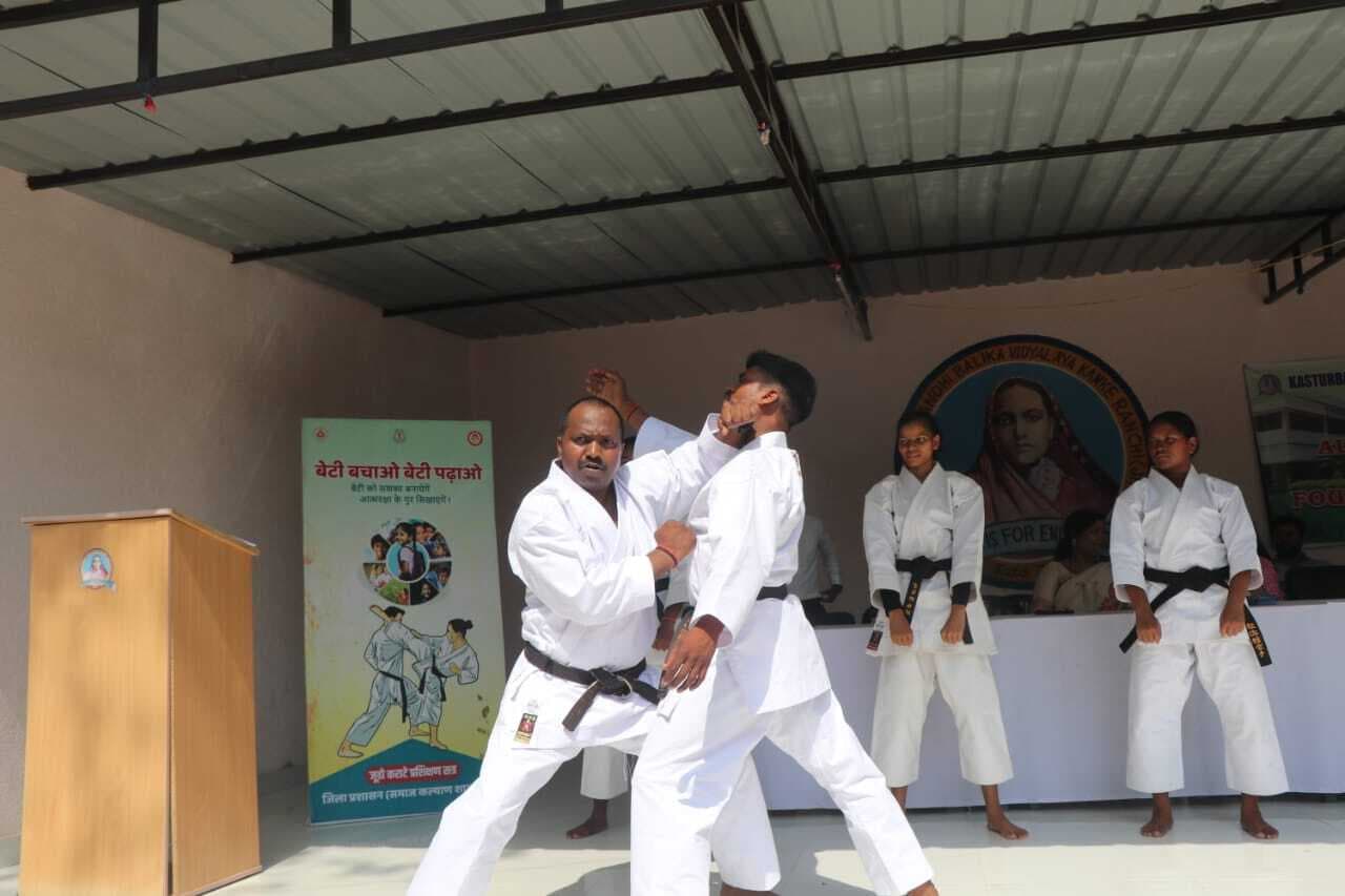 Sports : 350 छात्राओं ने लिया सेल्फ डिफेंस का प्रशिक्षण