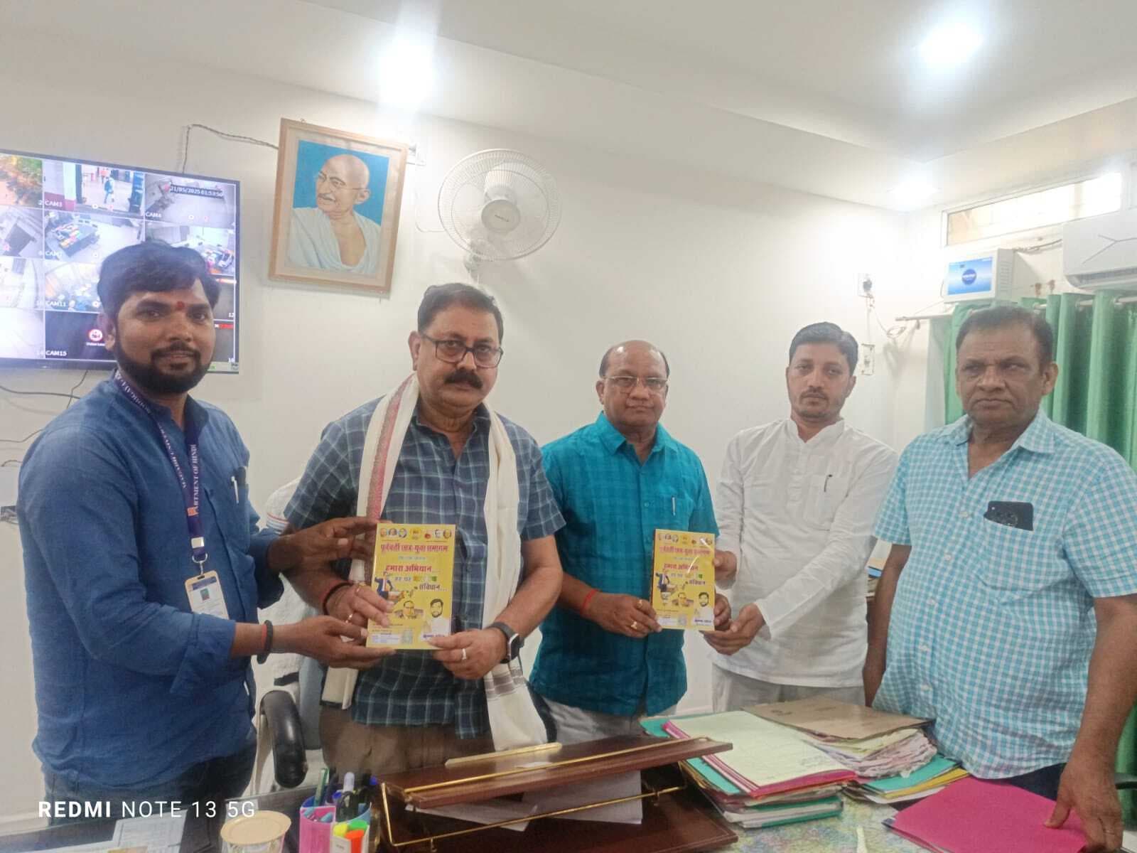 एमयू के कुलपति को भेंट की संविधान की प्रति