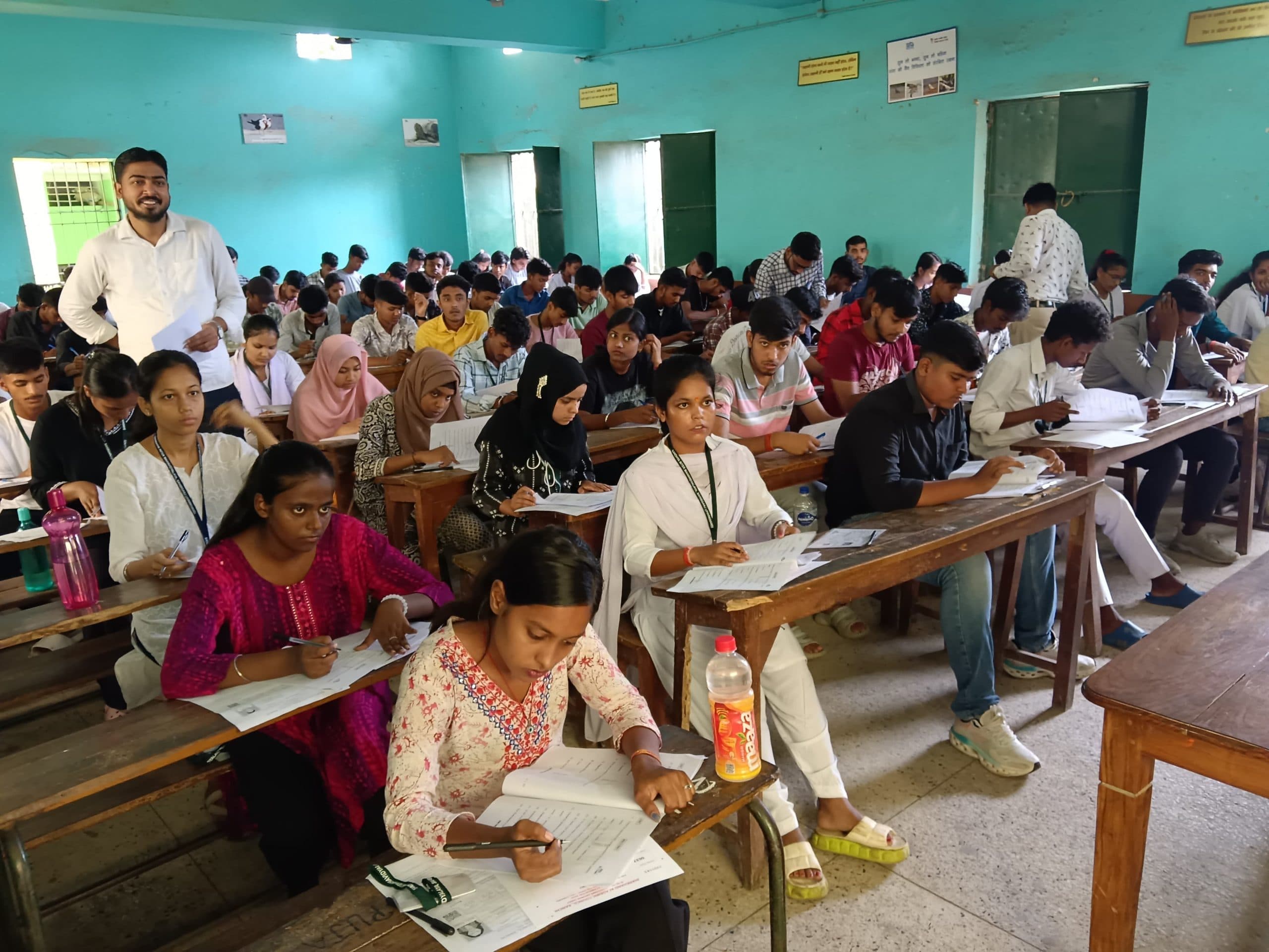 जिले के 17 केंद्रों पर हुई 11वीं की परीक्षा, 295 अनुपस्थित