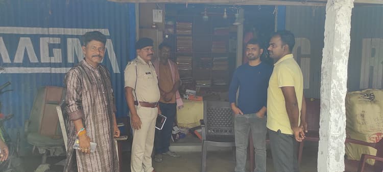 चार दुकानों से नकदी सहित पांच लाख के सामान की चोरी