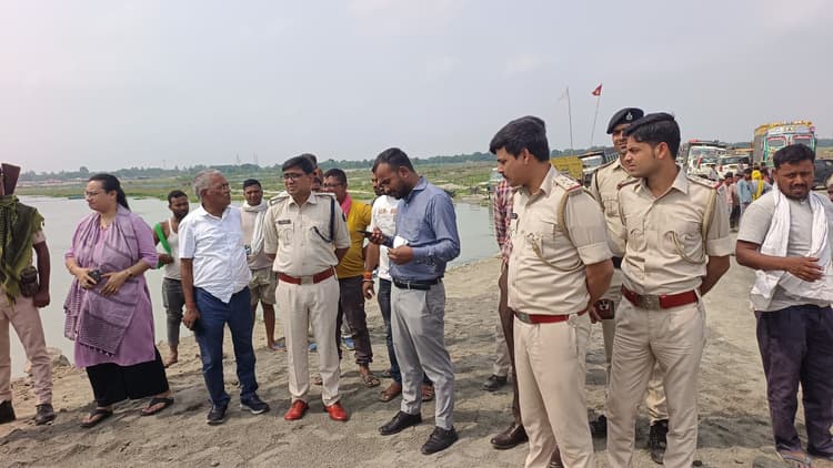 डीटीओ व खनन पदाधिकारी ने गंगा घाट पर जहाज व गिट्टी पत्थर लदे ट्रकों का किया जांच