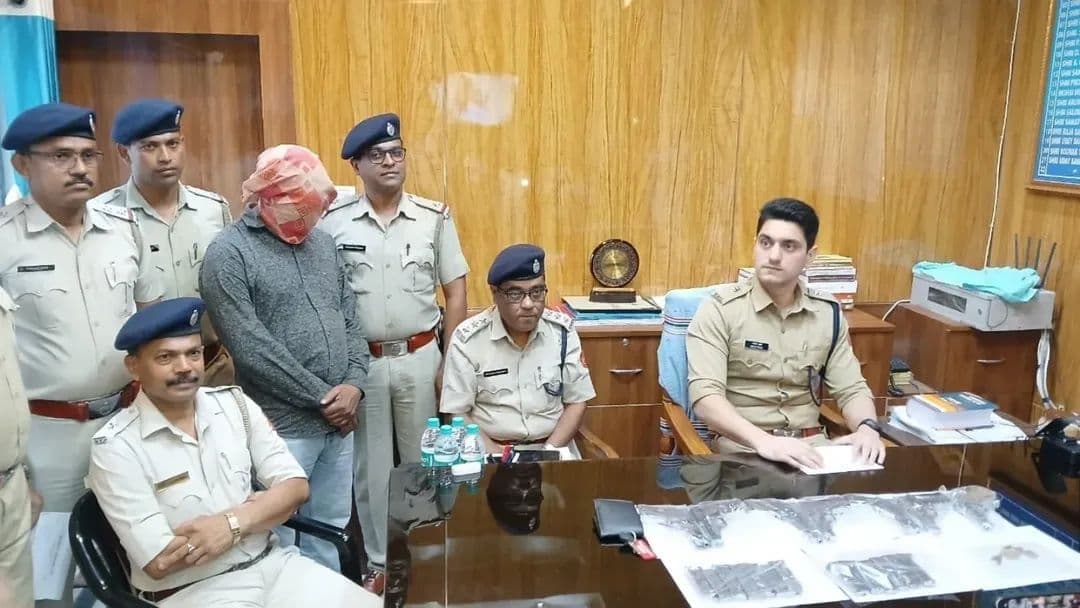 सात पिस्टल, 13 मैगजीन, 10 गोलियों के साथ एक गिरफ्तार