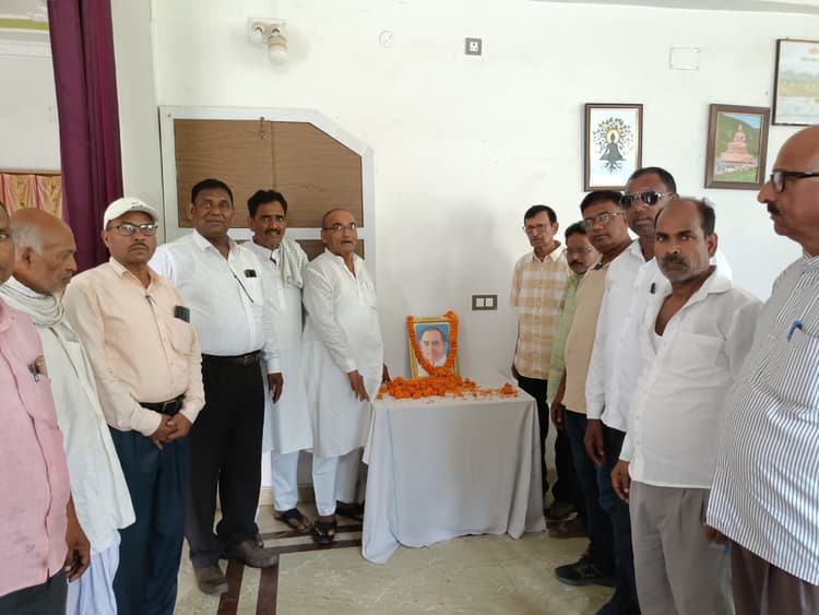 विधायक आवास पर पूर्व प्रधानमंत्री की पुण्यतिथि मनायी