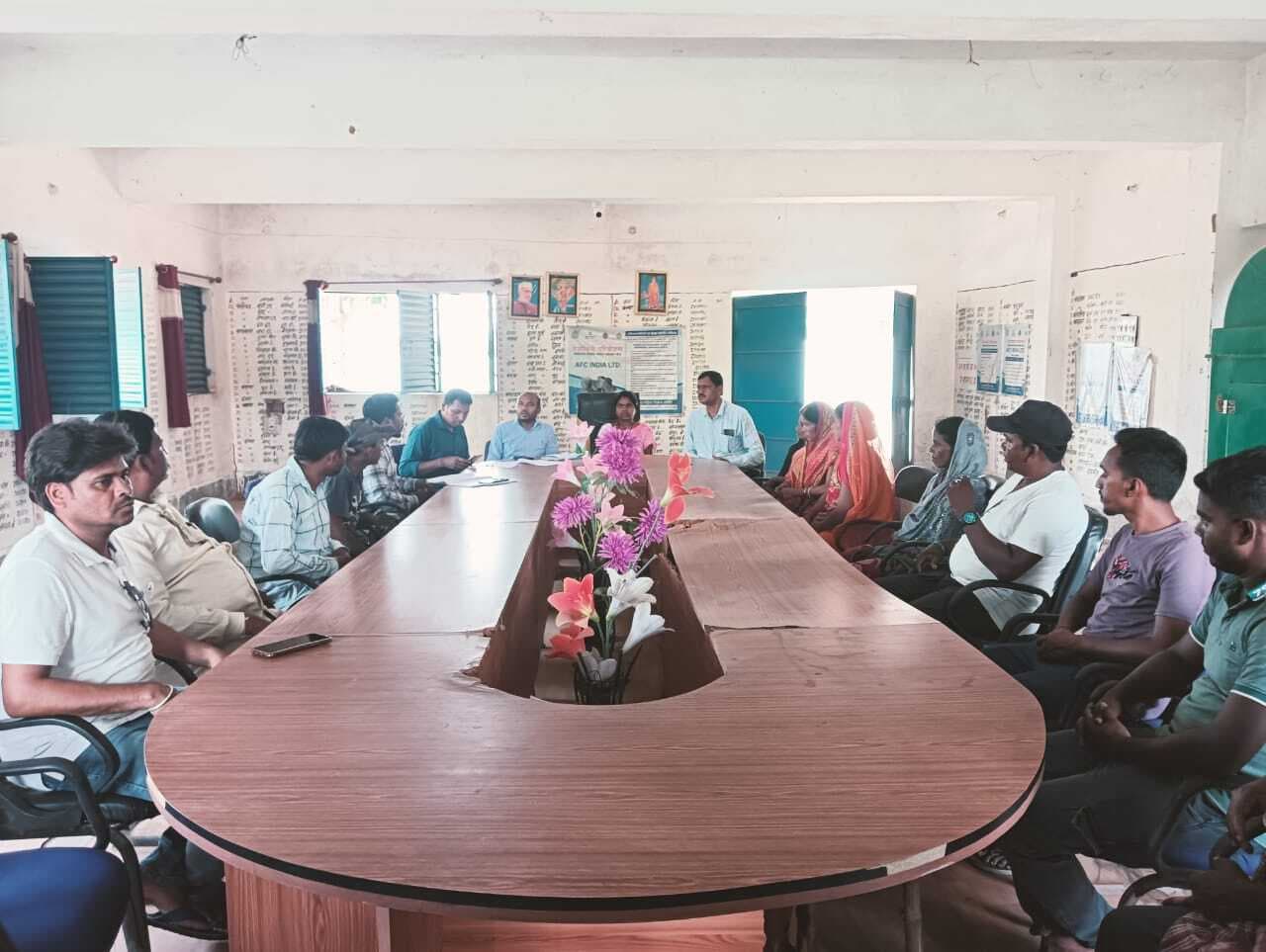 मारगोमुंडा में पंचायत कर्मियों के साथ बीडीओ ने की