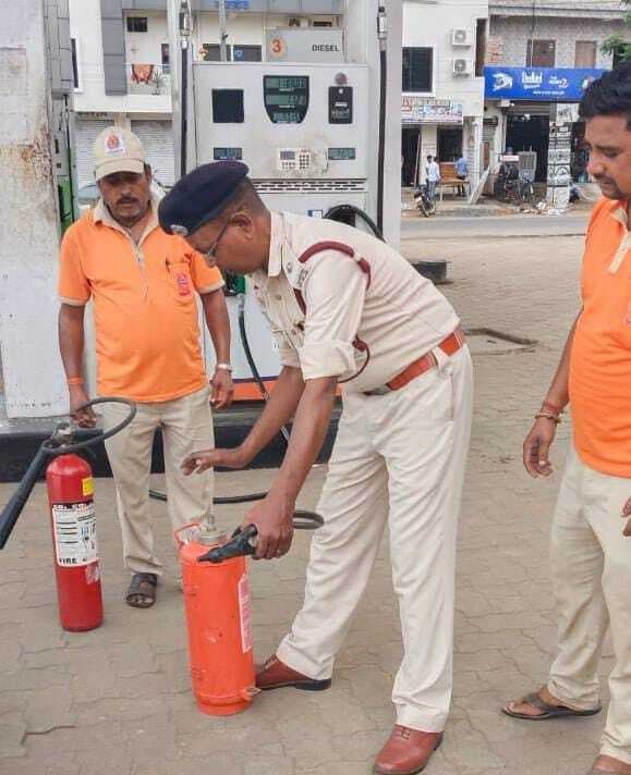 प्रतिष्ठानों में फायर एक्सटिंगुइशर रखने की अपील
