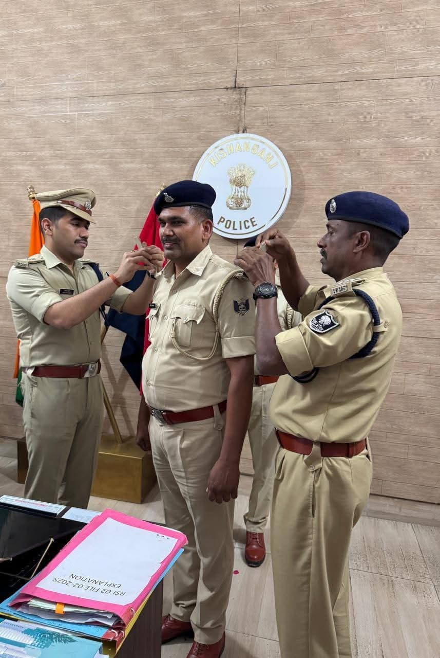 नव प्रोन्नत सहायक अवर निरीक्षकों की वर्दी पर एसपी ने लगाया स्टार