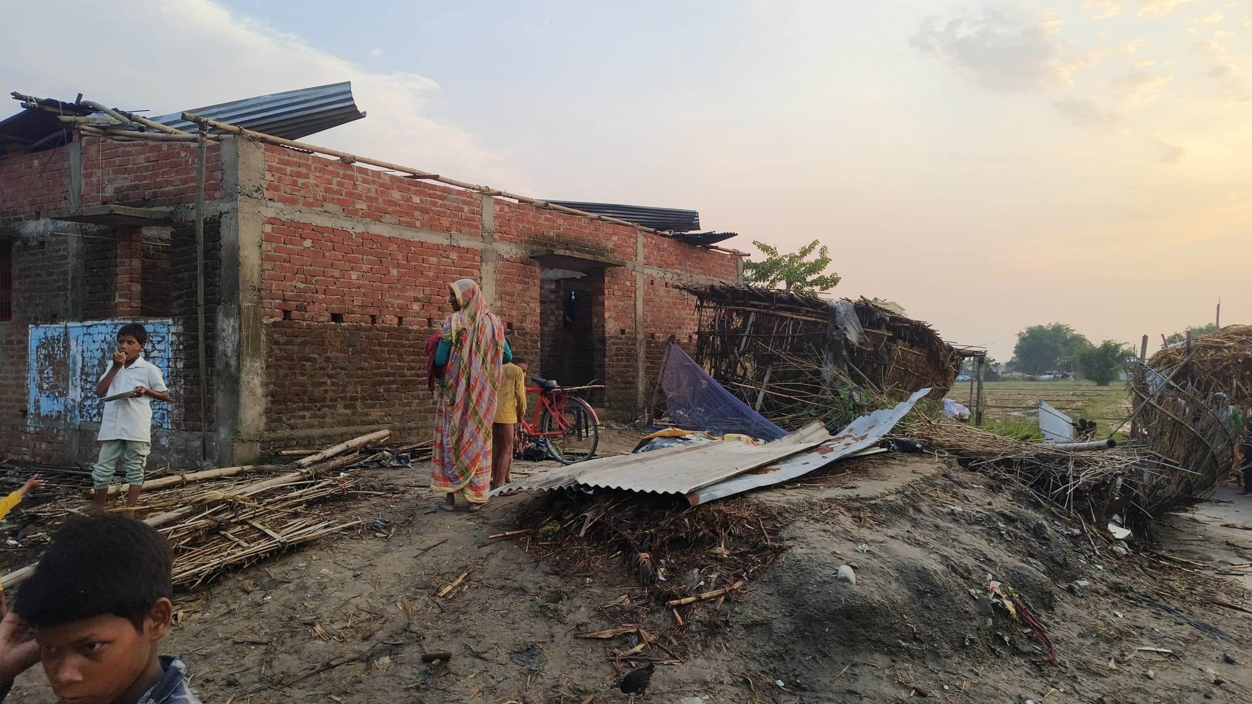 तेज आंधी से दर्जनों परिवार हुए बेघर