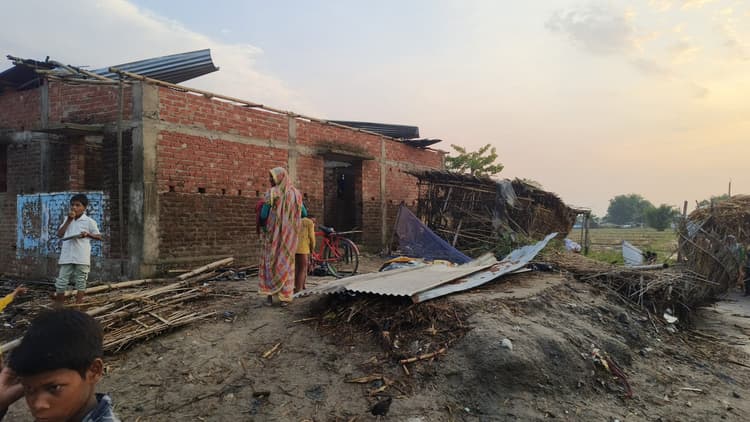 तेज आंधी से दर्जनों परिवार हुए बेघर