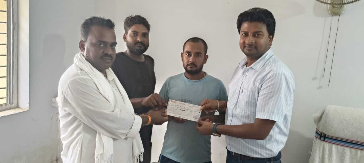 Motihari: मृतक के आश्रित व अग्निपीड़ितों को सीओ ने सौंपा चेक