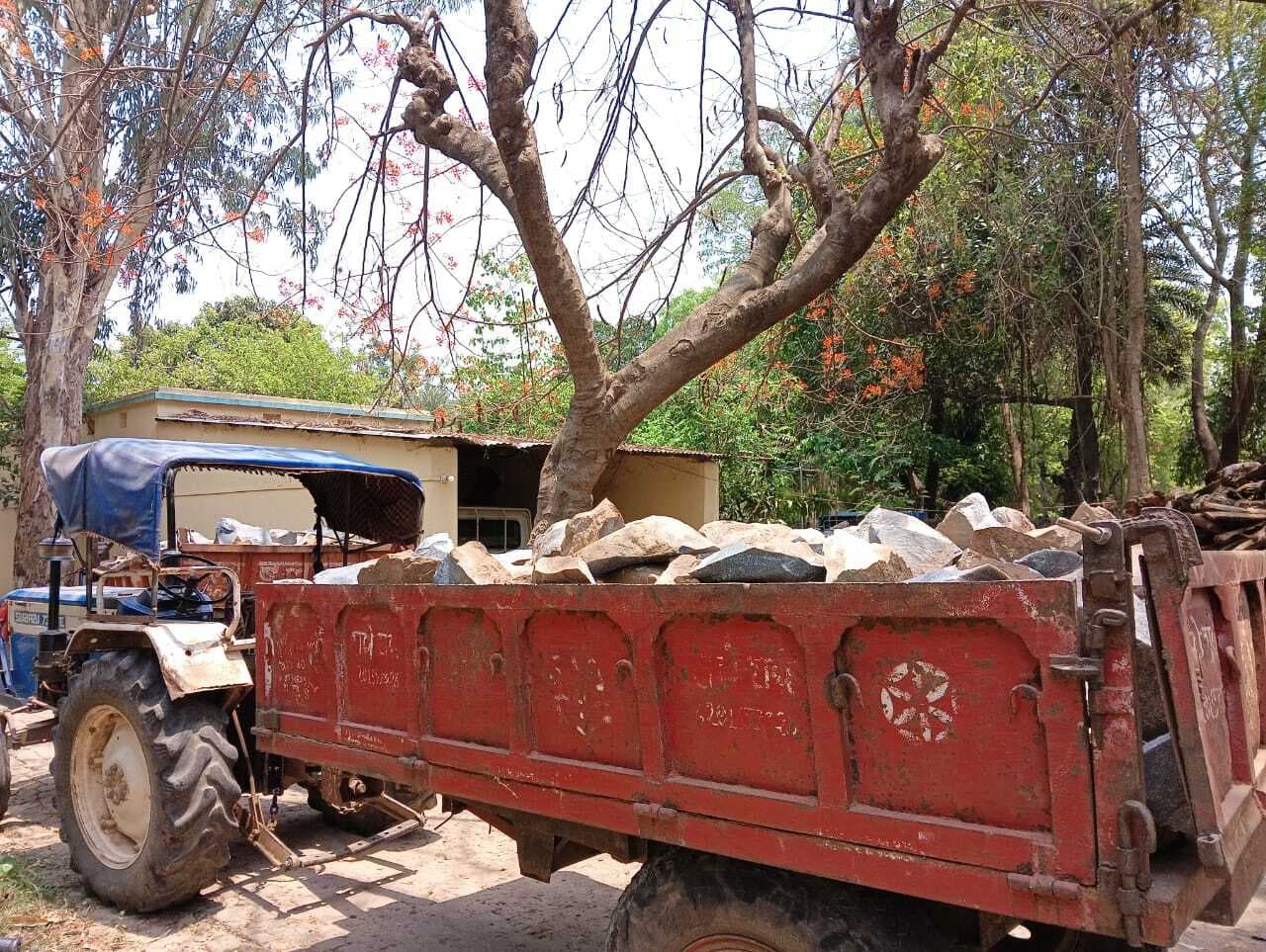 एसटीएफ ने अवैध पत्थर लदे एक ट्रैक्टर को किया जब्त, दो कारोबारी गिरफ्तार