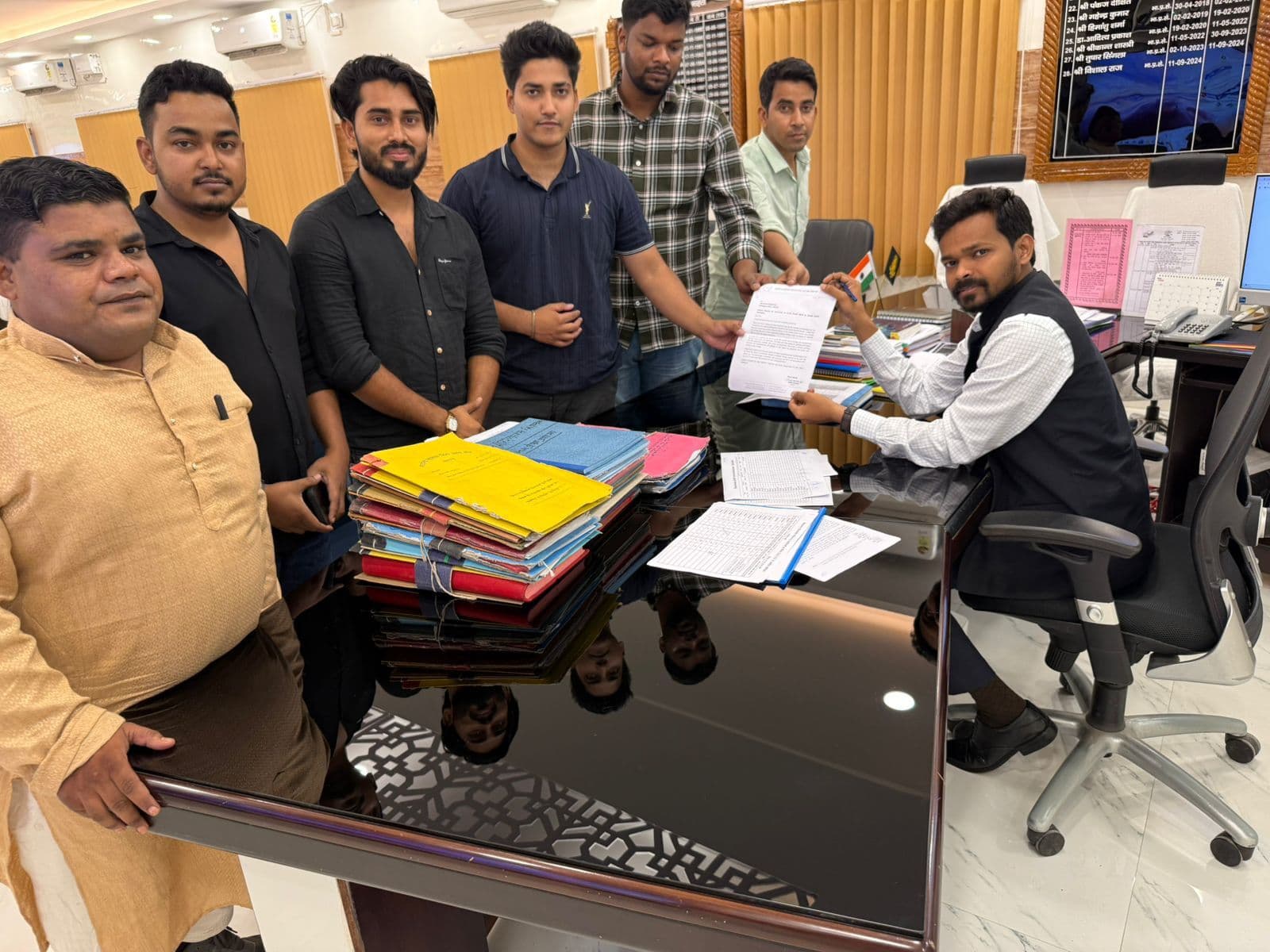 गांधी चौक पर महात्मा गांधी की प्रतिमा स्थापित करने को ले डीएम को सौंपा ज्ञापन