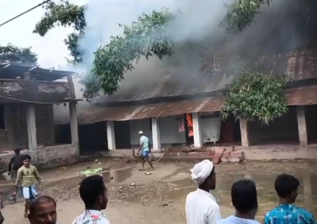 आग में तीन घर जले, पांच लाख का नुकसान