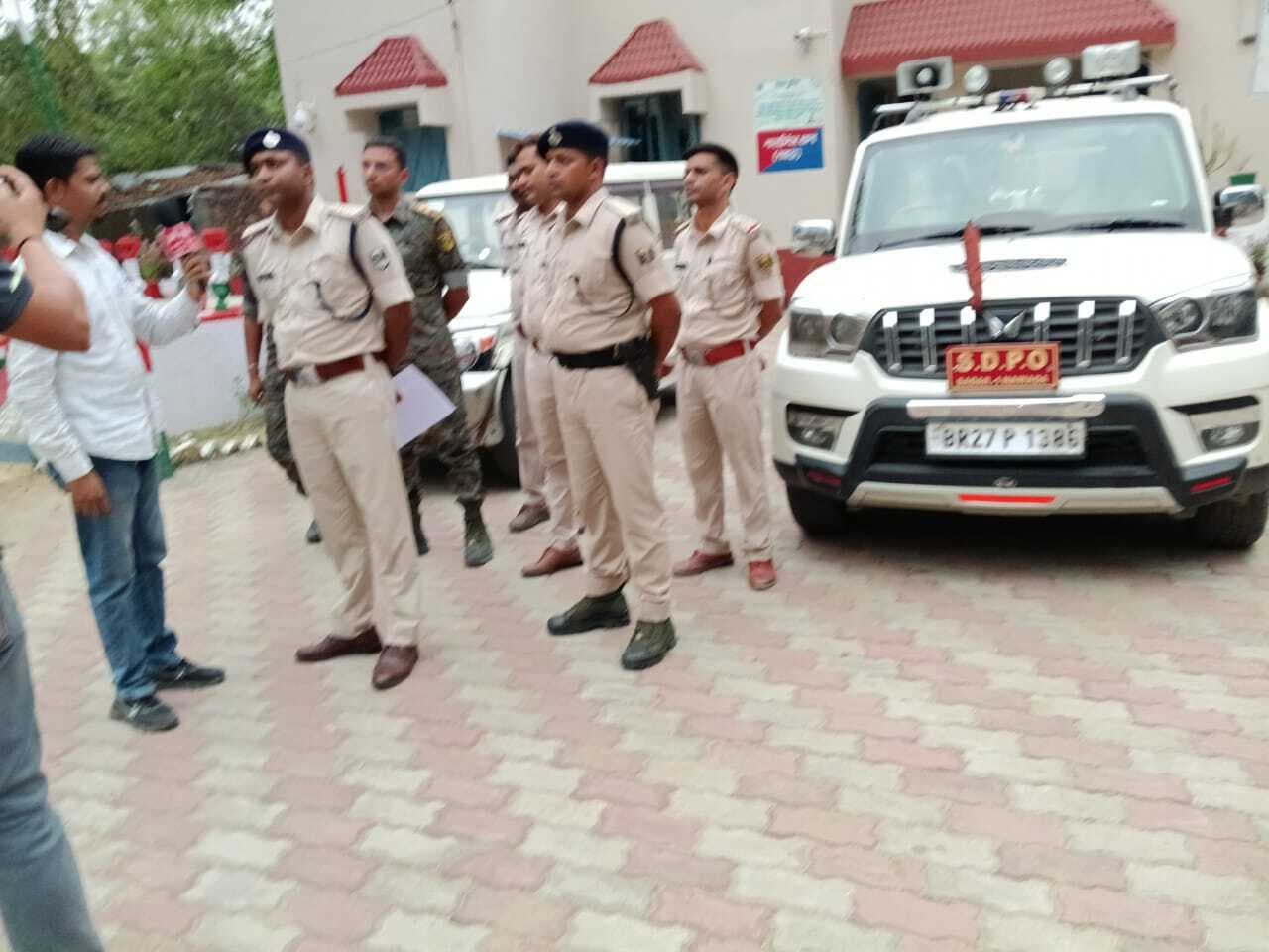 आठ लोग गिरफ्तार, तीन वाहन जब्त