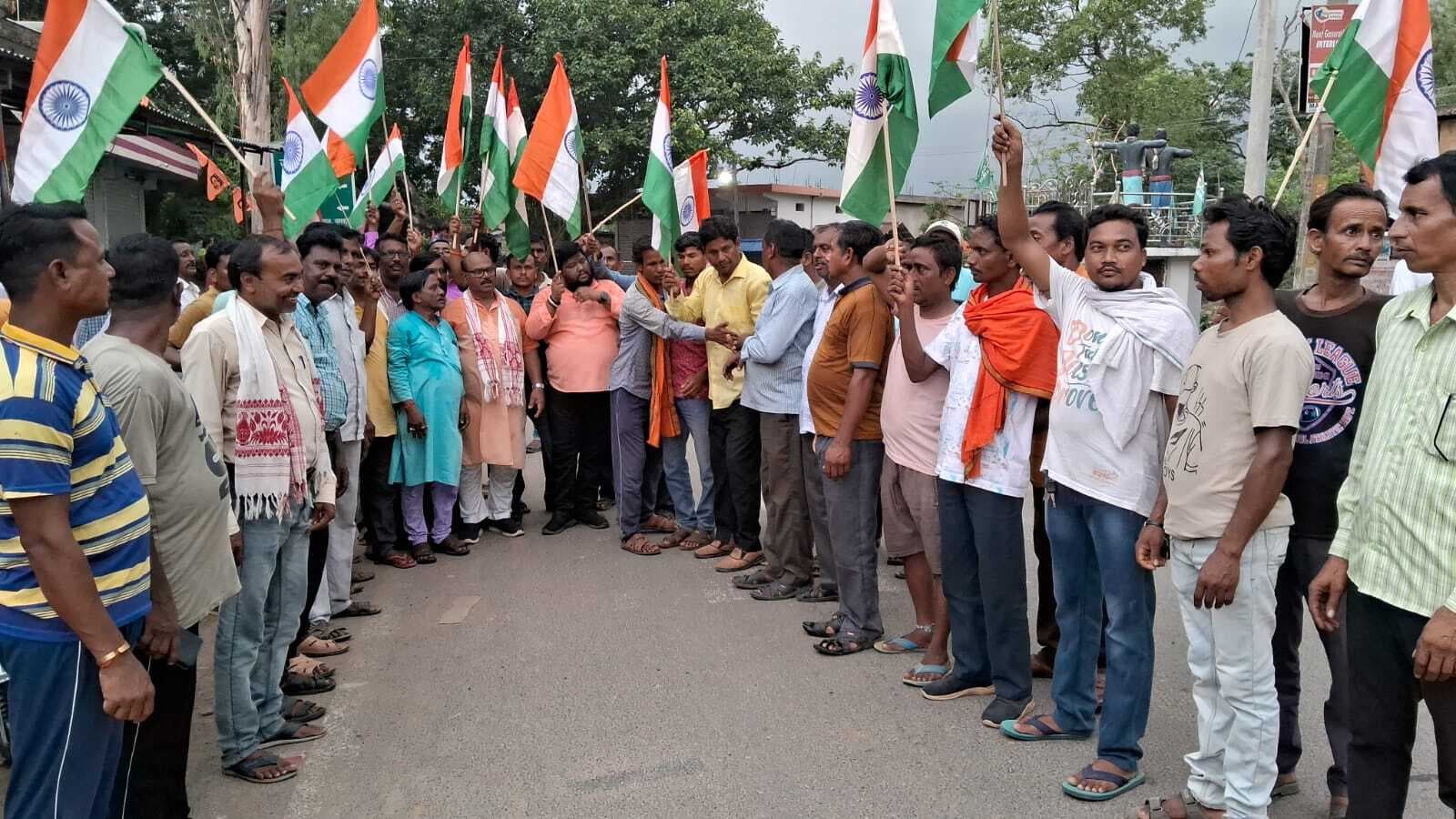 भाजपाइयों ने कुंडहित में निकाली तिरंगा यात्रा