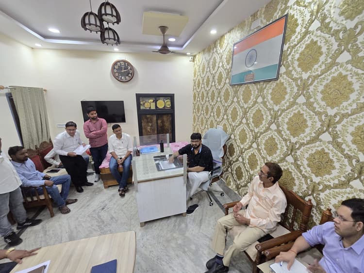 बांस-बल्ली हटाकर लगवाये बिजली के पोल : मंत्री